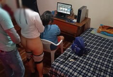 Novinha batendo sirica no quarto sem fazer barulho